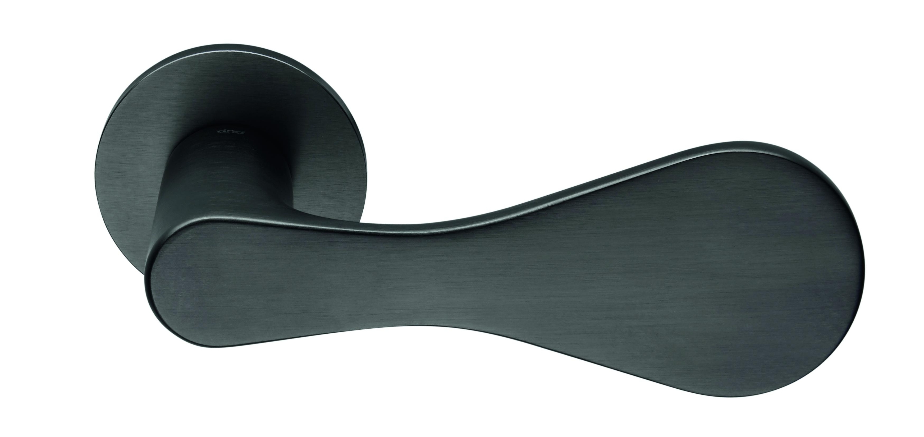 Sagomata e piatta sul lato esterno, Drop di Dnd ha una forma ergonomica, bombata all'interno, che favorisce l'impugnatura. È disponibile nelle finiture cromo, grafite, inox, rame e oro antico, tutte satinate. www.dndhandles.it