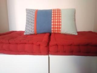 Incollate sul piano la tavola che farà da seduta oppure fisatela con avvitatore e viti. Incollate sul piano la tavola che farà da seduta oppure fisatela con avvitatore e viti.