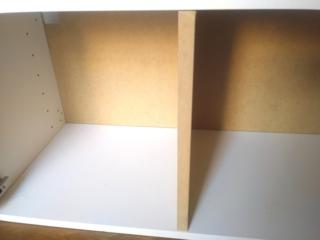 Per la seduta, fate ritagliare una tavola di MDF alto 2 cm della misura del piano superiore. Per la seduta, fate ritagliare una tavola di MDF alto 2 cm della misura del piano superiore.