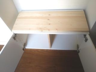 Inserite la tavola interna bloccandola con uno spessore o fissandola con avvitatore e viti. Inserite la tavola interna bloccandola con uno spessore o fissandola con avvitatore e viti.