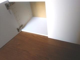 Cercate un pensile da cucina da adattare a seduta per un ingresso. Va bene anche uno di recupero. Cercate un pensile da cucina da adattare a seduta per un ingresso. Va bene anche uno di recupero.