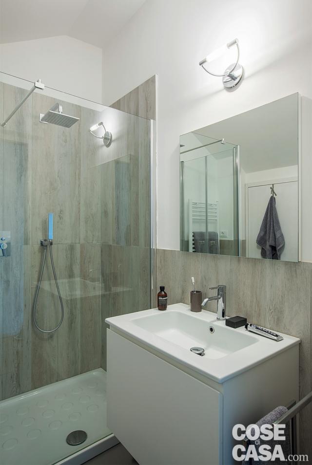 bagno, rivestimenti a parete effetto pietra, specchio, applique, mobile sospeso con lavabo integrato, doccia in muratura bagno, rivestimenti a parete effetto pietra, specchio, applique, mobile sospeso con lavabo integrato, doccia in muratura