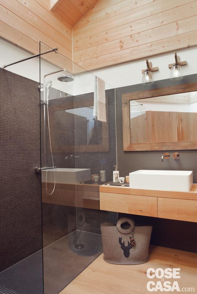 bagno, box doccia, rivestimento in mosaico ceramico grigio, consolle sospesa in legno, lavabo da appoggio, specchio con cornice in legno, applique, borda portabiancheria in feltro bagno, box doccia, rivestimento in mosaico ceramico grigio, consolle sospesa in legno, lavabo da appoggio, specchio con cornice in legno, applique, borda portabiancheria in feltro