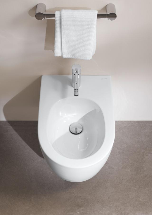 bidet sospeso serie One di Geberit in ceramica bianca bidet sospeso serie One di Geberit in ceramica bianca