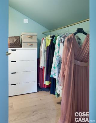 Nella cabina armadio, il lato più basso sotto lo spiovente è attrezzato con uno stender.