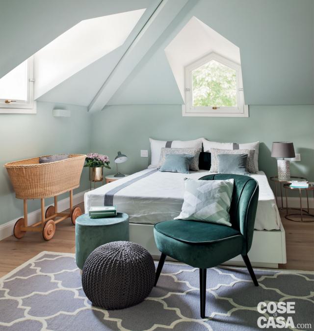 camera matrimoniale, finestre ad abbaino, letto tessile, poltroncina, pouf e tavolino, culla in vimini su ruote, tappeto, comodini, lampade da tavolo, pareti verde acqua camera matrimoniale, finestre ad abbaino, letto tessile, poltroncina, pouf e tavolino, culla in vimini su ruote, tappeto, comodini, lampade da tavolo, pareti verde acqua