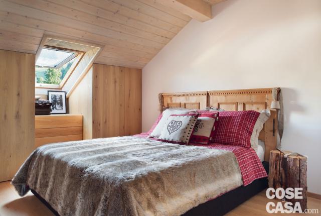 tetto a spiovente, armadi nel sottotetto, lucernario, letto matrimoniale in legno con testiera lavorata, tronchi tetto a spiovente, armadi nel sottotetto, lucernario, letto matrimoniale in legno con testiera lavorata, tronchi