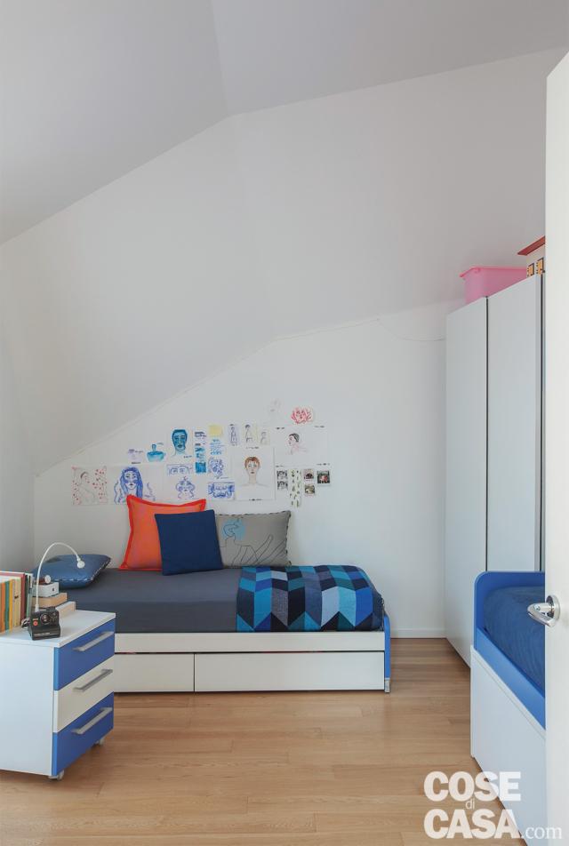 camera dei ragazzi nel sottotetto, letto basso con cassetti, letto alto, cassettiera, armadio, soffitto a falda inclinata camera dei ragazzi nel sottotetto, letto basso con cassetti, letto alto, cassettiera, armadio, soffitto a falda inclinata