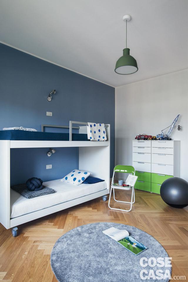 camera dei ragazzi, parete azzurra, letto a castello, parquet a spina di pesce, cassettiera doppia, sedia pieghevole, tappeto rotondo, palla, lampada a sospensione, parquet a spina di pesce camera dei ragazzi, parete azzurra, letto a castello, parquet a spina di pesce, cassettiera doppia, sedia pieghevole, tappeto rotondo, palla, lampada a sospensione, parquet a spina di pesce