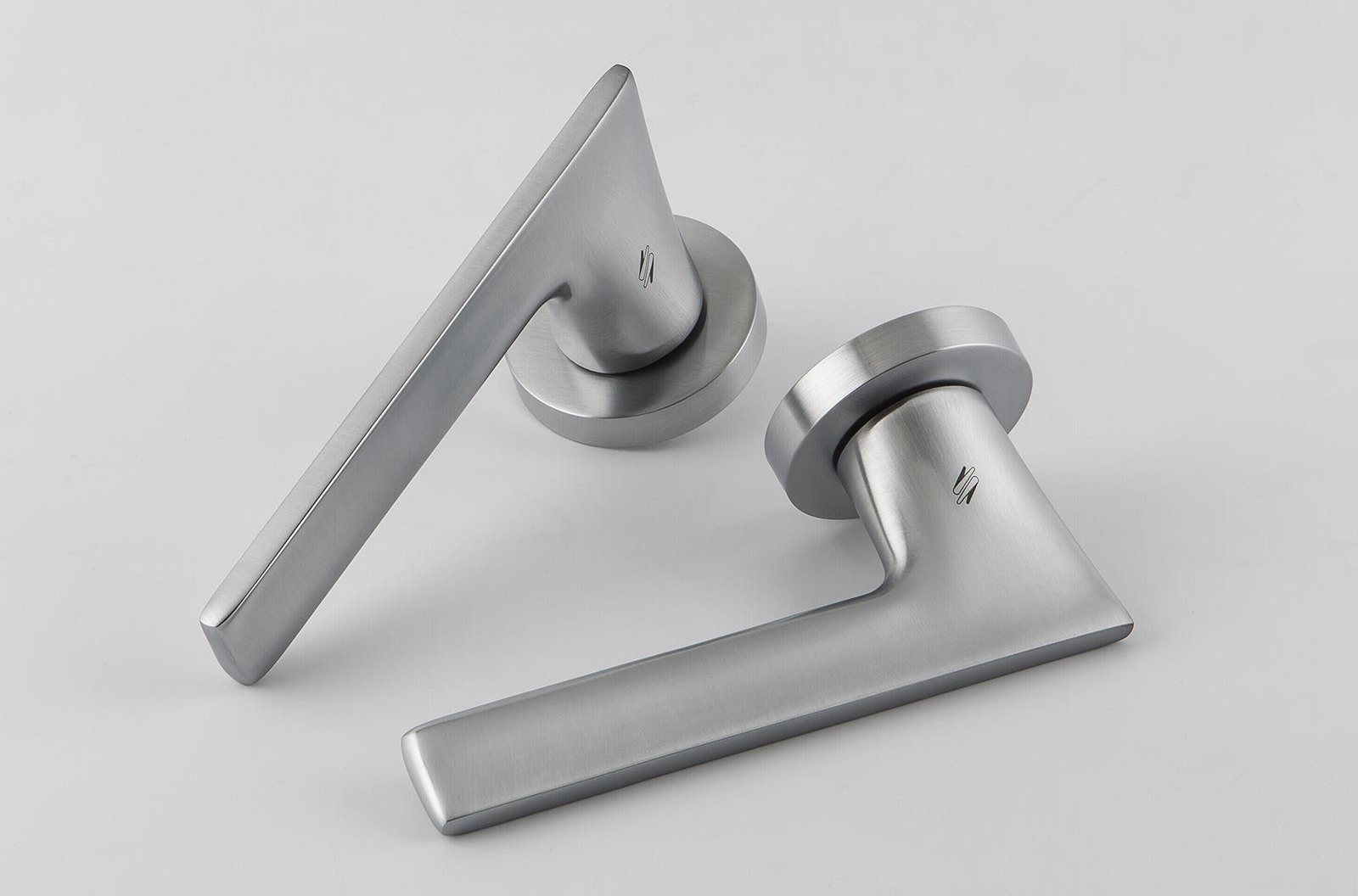 La maniglia Alatò di Colombo Design ha un profilo sottile, che rende comoda la presa. Realizzata in ottone, è disponibile nelle finiture cromo lucido e matt, grafite lucido e matt. Con rosetta costa da 77,60 euro + Iva. www.colombodesign.it