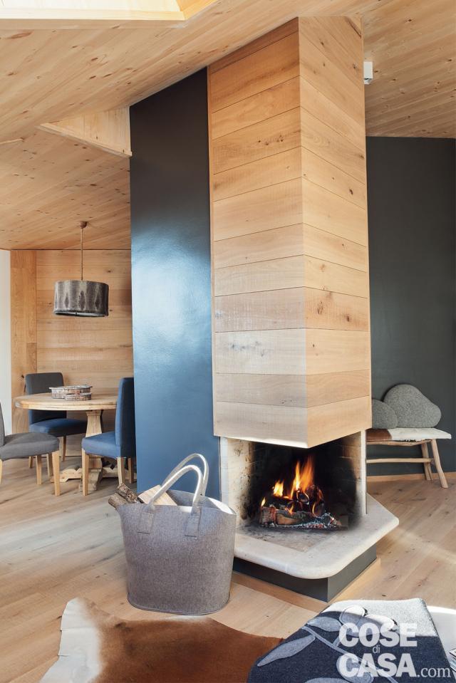 soggiorno della mansarda ristrutturata, camino angolare, rivestimenti in legno, portalegna in feltro, parquet soggiorno della mansarda ristrutturata, camino angolare, rivestimenti in legno, portalegna in feltro, parquet