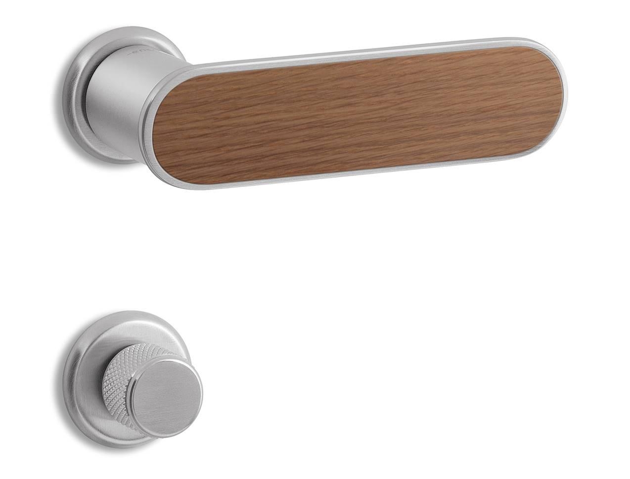 Contour di Ento è modellata e proporzionata intorno a un sistema di molla e rosetta compatte, di diametro 43 mm. Il profilo è morbido ed è disponibile interamente in ottone con finiture cromo, cromo satinato e grafite ad alte prestazioni H-Finish, ma anche con inserti in altri materiali, come in essenza di legno, coordinabile a quella della porta. Costa 135 euro + Iva. www.ento.it