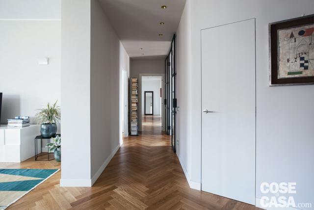 corridoio, porta rasomuro, parquet a spina di pesce, soggiorno corridoio, porta rasomuro, parquet a spina di pesce, soggiorno