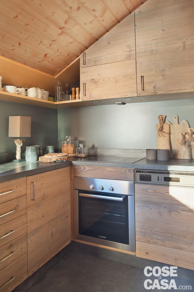 cucina, tetto a spiovente, pensili e basi in legno, forno e lavastoviglie da incasso cucina, tetto a spiovente, pensili e basi in legno, forno e lavastoviglie da incasso