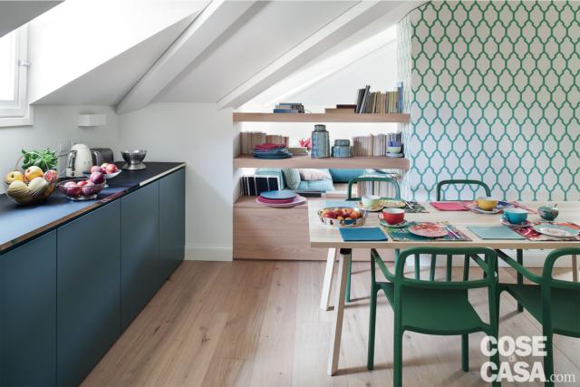 cucina della mansarda ristrutturata, tavolo, sedie, finestra ad abbaino, ripiani passanti in legno, pavimento in parquet cucina della mansarda ristrutturata, tavolo, sedie, finestra ad abbaino, ripiani passanti in legno, pavimento in parquet