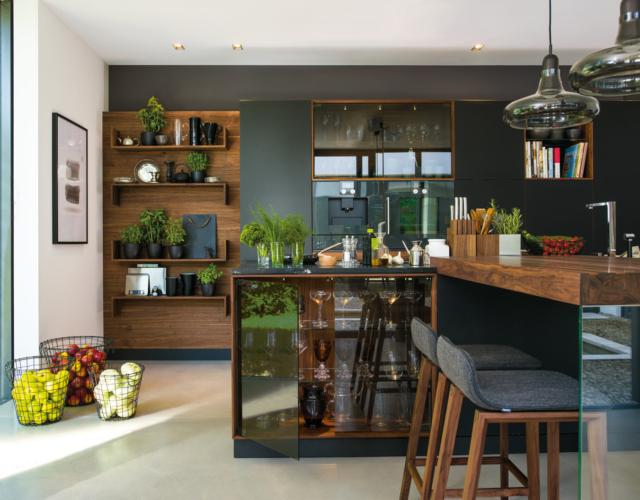 cucina-boiserie-attrezzata-black-line-team-7-ante-legno-massello-noce-isola-bancone-snack cucina-boiserie-attrezzata-black-line-team-7-ante-legno-massello-noce-isola-bancone-snack