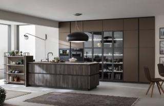 Loft 2.2 di Arrex è la cucina con un'isola bifacciale molto capiente formata da basi XXL con ante nella finitura effetto legno Old Oak Petrolio con gola ad Elle e profili color antracite. Il top è in laminato Hpl colore Ash Stone 080. L'isola è attrezzata con lavello e fuochi ed è delimitata a sinistra dalla pratica struttura a giorno Double in metallo colore antracite con le mensole in laminato Lab colore Metal Bronzo. La grande armadiatura a parete alterna le colonne con ante in vetro a quelle con ante nella finitura Metal Bronzo. L'isola misura L 389 x P 98 x H 91,5 cm. Prezzo 5.250 euro (esclusi cappa, lavello, piano cottura e struttura portamensole). www.arrex.it Loft 2.2 di Arrex è la cucina con un'isola bifacciale molto capiente formata da basi XXL con ante nella finitura effetto legno Old Oak Petrolio con gola ad Elle e profili color antracite. Il top è in laminato Hpl colore Ash Stone 080. L'isola è attrezzata con lavello e fuochi ed è delimitata a sinistra dalla pratica struttura a giorno Double in metallo colore antracite con le mensole in laminato Lab colore Metal Bronzo. La grande armadiatura a parete alterna le colonne con ante in vetro a quelle con ante nella finitura Metal Bronzo. L'isola misura L 389 x P 98 x H 91,5 cm. Prezzo 5.250 euro (esclusi cappa, lavello, piano cottura e struttura portamensole). www.arrex.it