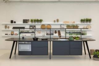 Ha l'aspetto di un tavolo con cucina integrata il modello Wing Kitchen di True Design (design Parisotto+Formenton in collaborazione con Frigo2000) che è formato da una struttura a cavalletti che integra una serie di elettrodomestici di ultima generazione come il piano cottura Bora con aspirazione integrata o il forno a vapore combinato V-Zug con cassetto sottovuoto o ancora il congelatore per la raccolta rifiuti di Freezyboy. È sufficiente aggiungere una serie di mensole a parete per dare vita ad una cucina pratica e funzionale. L'isola/tavolo misura L 450 x P 150 x H 90 cm. Prezzo a partire da 34.950 euro + IVA (forno escluso). www.truedesign.it Ha l'aspetto di un tavolo con cucina integrata il modello Wing Kitchen di True Design (design Parisotto+Formenton in collaborazione con Frigo2000) che è formato da una struttura a cavalletti che integra una serie di elettrodomestici di ultima generazione come il piano cottura Bora con aspirazione integrata o il forno a vapore combinato V-Zug con cassetto sottovuoto o ancora il congelatore per la raccolta rifiuti di Freezyboy. È sufficiente aggiungere una serie di mensole a parete per dare vita ad una cucina pratica e funzionale. L'isola/tavolo misura L 450 x P 150 x H 90 cm. Prezzo a partire da 34.950 euro + IVA (forno escluso). www.truedesign.it