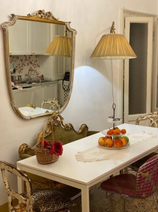 Dettaglio specchio e abat-jour in cucina Dettaglio specchio e abat-jour in cucina