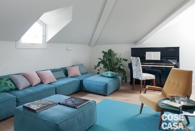 soggiorno, pareti inclinate, divano angolare azzurro, cuscini rosa, pianoforte, sedia imbottita, poltroncina, tappeto azzurro, pouf soggiorno, pareti inclinate, divano angolare azzurro, cuscini rosa, pianoforte, sedia imbottita, poltroncina, tappeto azzurro, pouf