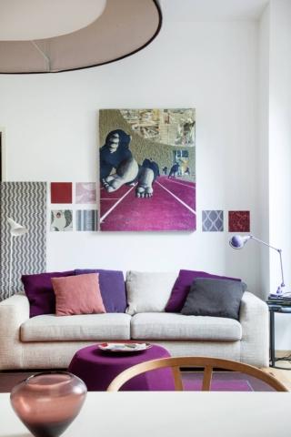 Il divano e la composizione di quadri Il divano e la composizione di quadri