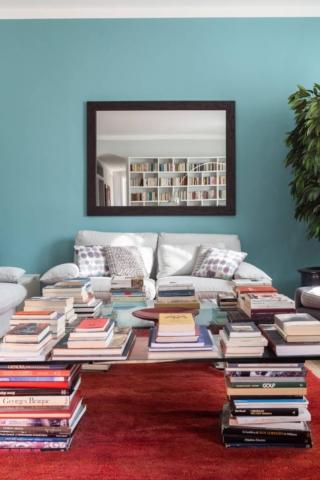 Il divano e il grande specchio Il divano e il grande specchio