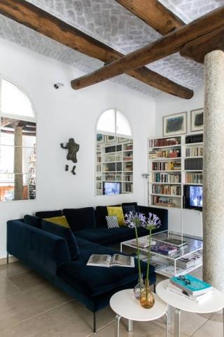 Il divano la scultura e finte finestre Il divano la scultura e finte finestre