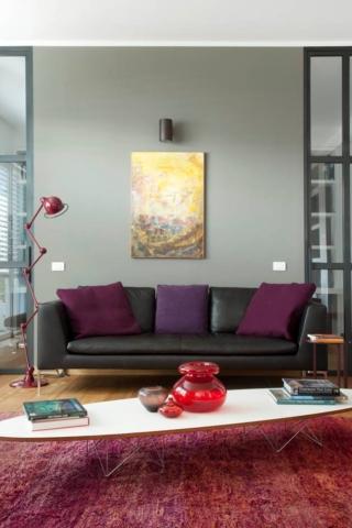 Il divano su parete colore neutra Il divano su parete colore neutra