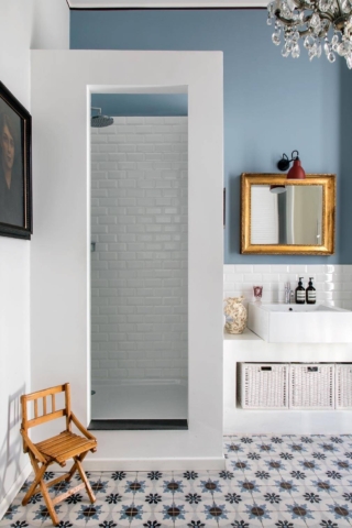 In bagno specchio antico con luce e lavabo moderni In bagno specchio antico con luce e lavabo moderni