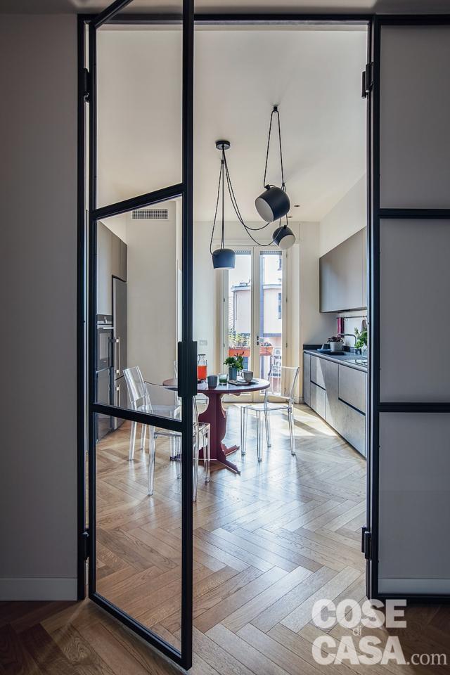 cucina, porta vetrata, parquet a spina di pesce, portafinestra, composizione a parete, lampada a sospensione di design, tavolo rotondo, sedie trasparenti cucina, porta vetrata, parquet a spina di pesce, portafinestra, composizione a parete, lampada a sospensione di design, tavolo rotondo, sedie trasparenti
