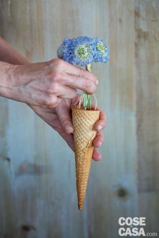 3. Tenere in acqua i fiori fino al momento di inserirli nel cono, dopo averne asciugato gli steli. Capovolgere i coni sottosopra.
