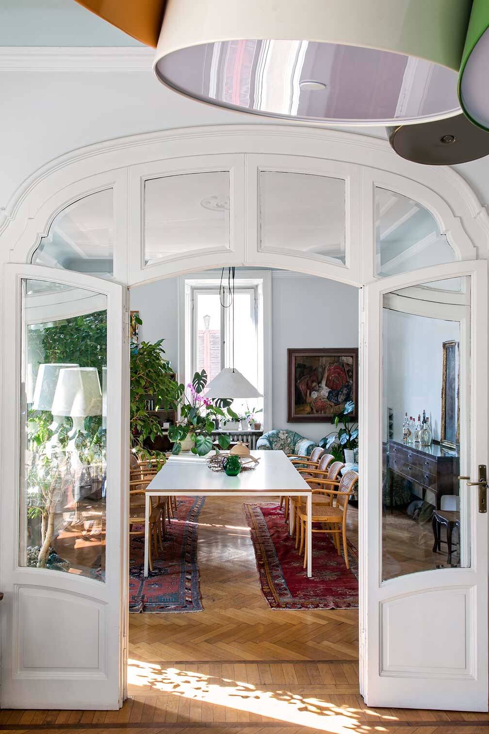 Lampada e tavoli moderni con arredi e contesto d'epoca Lampada e tavoli moderni con arredi e contesto d'epoca