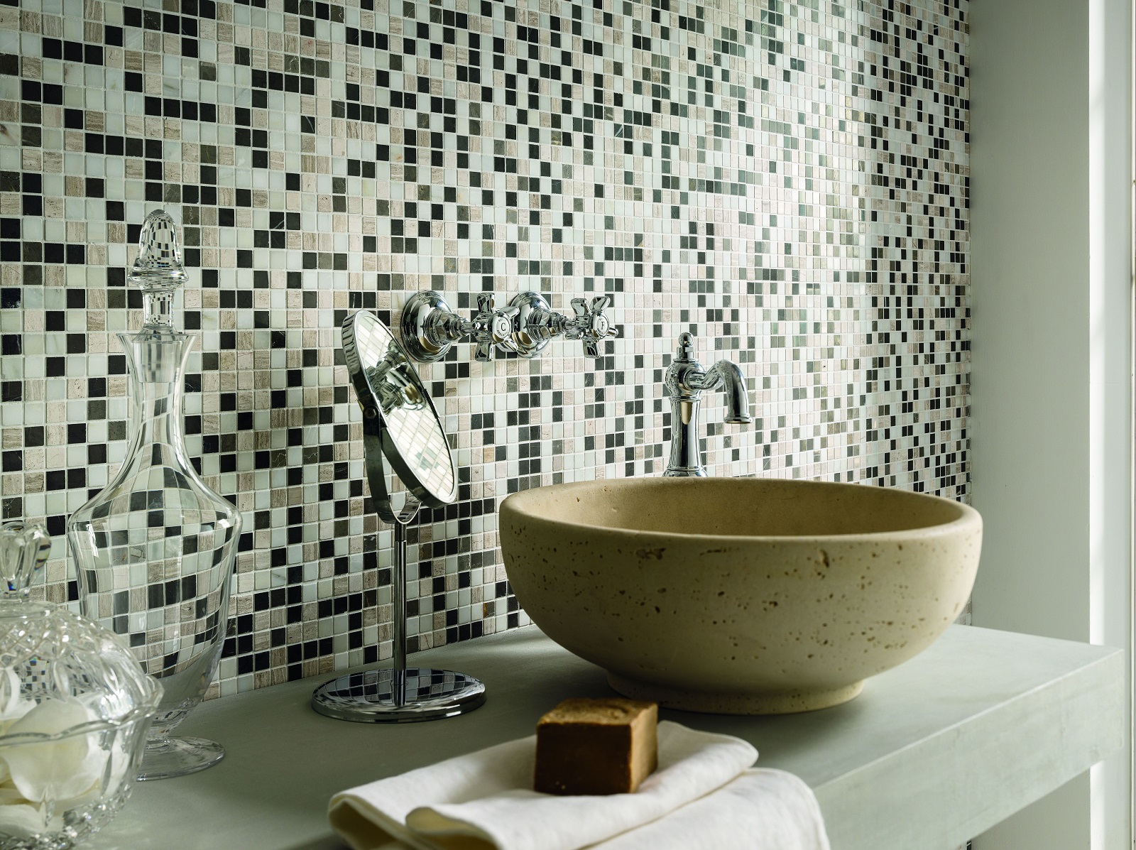 È in resina e pietra travertino con finitura a effetto naturale il lavabo da appoggio Aurea di Iperceramica senza foro troppopieno. Misura Ø 42 x H 16 cm. Prezzo 201,90 euro. www.iperceramica.it È in resina e pietra travertino con finitura a effetto naturale il lavabo da appoggio Aurea di Iperceramica senza foro troppopieno. Misura Ø 42 x H 16 cm. Prezzo 201,90 euro. www.iperceramica.it