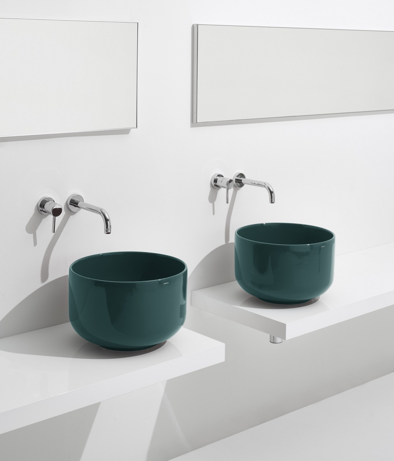 Ha finitura lucida il lavabo alto da appoggio tondo Balloon di Simas, disponibile nei colori Rubino, Narciso o Menta. Misura Ø 40 x H 25 cm. Prezzo cadauno 680 euro.www.simas.it Ha finitura lucida il lavabo alto da appoggio tondo Balloon di Simas, disponibile nei colori Rubino, Narciso o Menta. Misura Ø 40 x H 25 cm. Prezzo cadauno 680 euro.www.simas.it