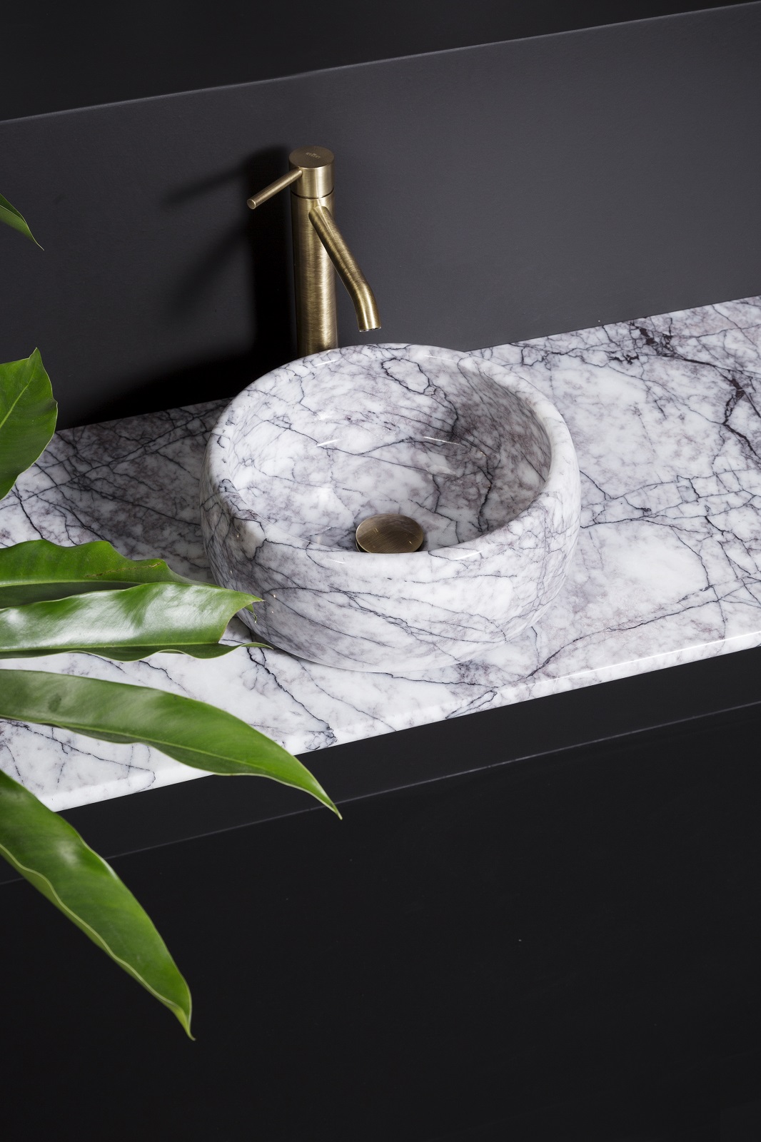 Il lavabo a massello Lilac di Marmo Arredo è realizzato scavando da un blocco unico di marmo Lilac, con fondo bianco cristallino e venature lineari di colore antracite e violacee.
Il bordo è arrotondato lucido. Misura Ø 35 x H 14 cm. Prezzo su richiesta. www.marmoarredo.com Il lavabo a massello Lilac di Marmo Arredo è realizzato scavando da un blocco unico di marmo Lilac, con fondo bianco cristallino e venature lineari di colore antracite e violacee.
Il bordo è arrotondato lucido. Misura Ø 35 x H 14 cm. Prezzo su richiesta. www.marmoarredo.com