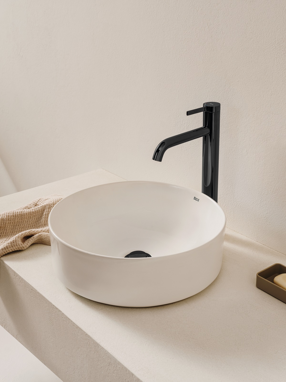 Il lavabo da appoggio tondo della collezione Ona di Roca è in ceramica bianca Finceramic®. Misura Ø 37 x H 12,5 cm. Prezzo, Iva esclusa, 146 euro. www.roca.it Il lavabo da appoggio tondo della collezione Ona di Roca è in ceramica bianca Finceramic®. Misura Ø 37 x H 12,5 cm. Prezzo, Iva esclusa, 146 euro. www.roca.it