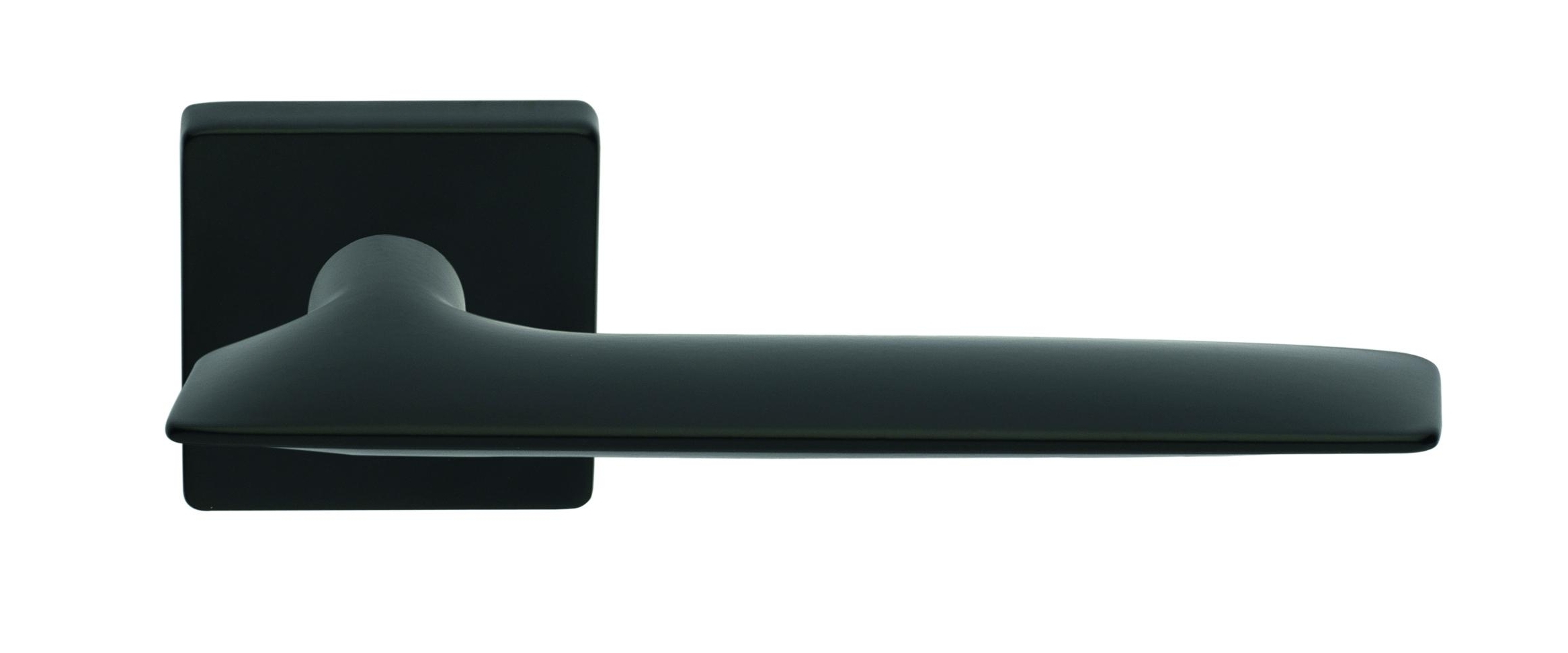 Hygge di Manital ha un design lineare e tratti slanciati, con impugnatura comoda ed ergonomica. È realizzata in lega di zinco ed è disponibile con rosetta rotonda o quadrata. Diverse le finiture, sia cromata lucida o satinata, che nichel satinato, ma anche nera o bianca. Costa da 76 euro. www.manital.com