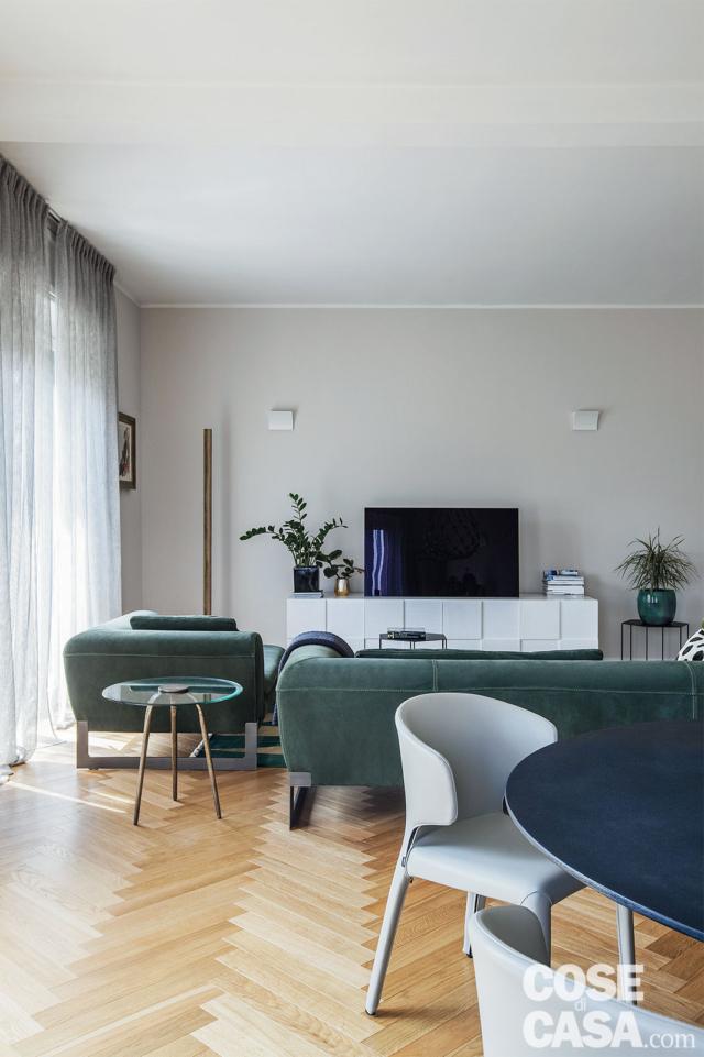 soggiorno, finestra, tendaggi, mobile tv, divani in velluto, applique, parete grigio chiaro, zona pranzo, parquet a spina di pesce soggiorno, finestra, tendaggi, mobile tv, divani in velluto, applique, parete grigio chiaro, zona pranzo, parquet a spina di pesce