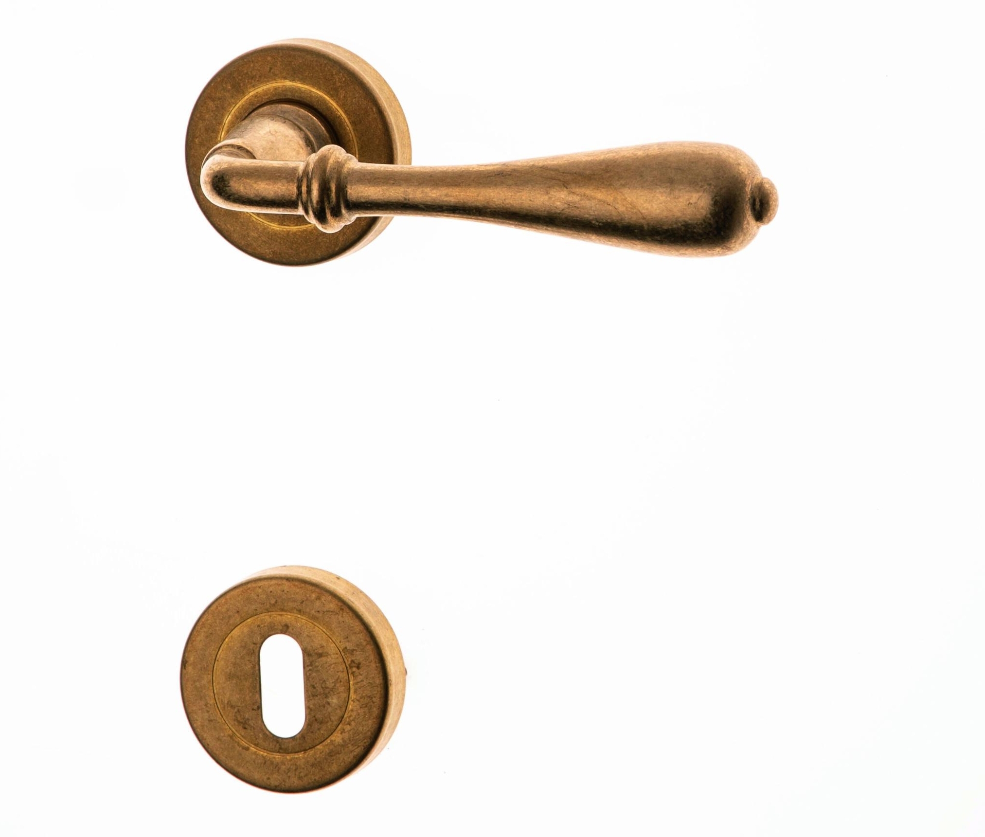 Appartiene alla serie Novecento di Ghidini la maniglia dallo stile classico, qui proposta con insolita finitura bronzo anticato dall'effetto materico. Realizzata in ottone o zama, è disponibile in diverse finiture, sia lucide che opache. www.ghidini.com