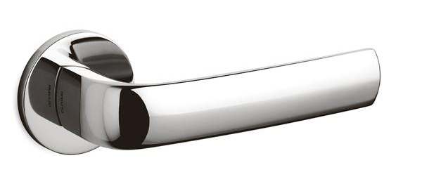 Design semplice ma elegante per Diva di Olivari, dall'impugnatura corposa e confortevole. Ha rosetta rotonda bassa ed è realizzata in ottone e proposta con finitura cromo lucido o satinato, SuperBronzo satinato, SuperOro satinato o SuperAntracite satinato. In versione cromo lucido costa 149,30 euro + Iva. www.olivari.it