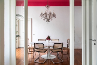 Sala da pranzo con lampadario d'epoca e tavolo Saarinen Sala da pranzo con lampadario d'epoca e tavolo Saarinen