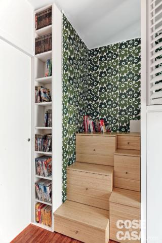 particolare della scala per il letto su soppalco particolare della scala per il letto su soppalco