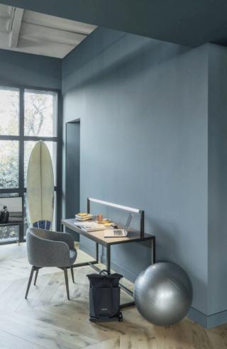 L'ampio scrittoio Continuum di Natevo -  Brand Flou, con una linea semplice e decisa, ha una barra superiore orientabile con Led incorporati che è in grado di illuminare perfettamente il piano di lavoro nella finitura termostrutturata antigraffio. La struttura è realizzata in alluminio; l'accensione dei Led è possibile per mezzo dell' interruttore o tramite  Casambi, l’esclusivo smart lighting che controlla l’illuminazione da smartphone o tablet. Misura L 140 x P 60 x H 73 cm. Prezzo 1.710 euro. www.flou.it