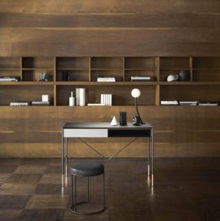 Lo scrittoio Era di Living Divani è caratterizzato da un corpo centrale in MDF impiallacciato nella pregiata essenza Stone Oak; la parte frontale è suddivisa in un vano a giorno e un comodo cassetto estraibile, ripartito in tre scomparti. Il sottile telaio di sostegno è in Acciaio verniciato Grigio Canna di fucile con dettagli Ottone Satinato. Misura L 117 x P 49 x H 75 cm. Prezzo a partire da 4.791 euro. www.livingdivani.it