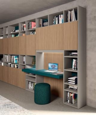 Fa parte del sistema Trenta di Febal Casa la libreria con il modulo attrezzato laterale che permette di creare un ufficio domestico grazie al vano scrittoio con illuminazione Led integrata. L'intensa colorazione del ripiano lo trasforma in un elemento decorativo inserito nella struttura nei toni del grigio e legno chiaro. Misura L 120 x P 50,8 x H 214,9 cm. Prezzo a partire da 829 euro (per il modulo con vano scrittoio). www.febalcasa.com