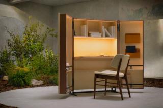 Il mobile scrittoio con due ante Savio di Porada ha la struttura realizzata in pregiato noce canaletta e  inserti in acero naturale; la base e gli elementi interni sono in metallo nella finitura nero opaco. Una volta aperto rivela un piano a ribalta in legno rivestito in Cuoietto invecchiato, una serie di mensole e due prese USB a scomparsa. Misura L 100/201 x P 38/56 x H 150 cm. Prezzo su richiesta. www.porada.it