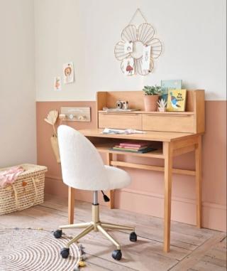 Ha una forma compatta e una piccola alzata la scrivania Bisbane di Maisons du Monde. Le dimensioni contenute e la finitura legno chiaro la rendono facile da ambientare anche in una cameretta. Misura L 95 x P 60 x H 109 cm. Prezzo 319 euro. www.maisonsdumonde.com