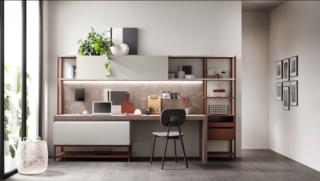 Il progetto Formalia di Scavolini dà vita ad una vera e propria zona ufficio casalinga: è composto da una base con anta scorrevole in PET riciclato nella finitura Pioggia e dal Sistema Parete Status nella finitura Ruggine con elemento a giorno e cassetti laccato opaco. L'ampio piano scrivania con sostegno laterale è in laminato Unicolor color Botticino. Prezzo su richiesta. www.scavolini.com