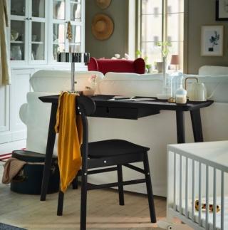 La piccola scrivania Lisabo di Ikea Italia può trovare posto anche dietro lo schienale del divano per dare vita ad un comodo angolo home office. La struttura, con una linea semplice e classica nello stesso tempo, è colorata nero; il piano impiallacciato in legno di frassino è durevole e resistente. Nel cassetto è possibile riporre un Pc portatile fino a 14”. Misura L 118 x P 45 x H 74 cm. Prezzo 169 euro. www.ikea.com