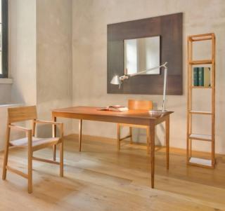 Pregiato rovere massello lavorato a mano per l'ampia scrivania Regency di Plinio il Giovane che ha una linea essenziale e leggera, in grado di mettere in risalto il materiale con cui è realizzata. La superficie, rifinita ad olio ed acqua, è impreziosita dalle venature. È disponibile in tre formati e può essere realizzata anche su misura. Misura L 120 x P 60 x H 74 cm. Prezzo a partire da 3.500 euro. www.plinioilgiovane.com